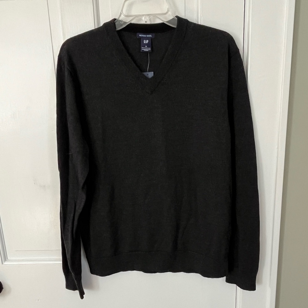 NWT Gap Men’s 100% Merino Wool Charcoal V Neck Sweater Size M Preppy Classic